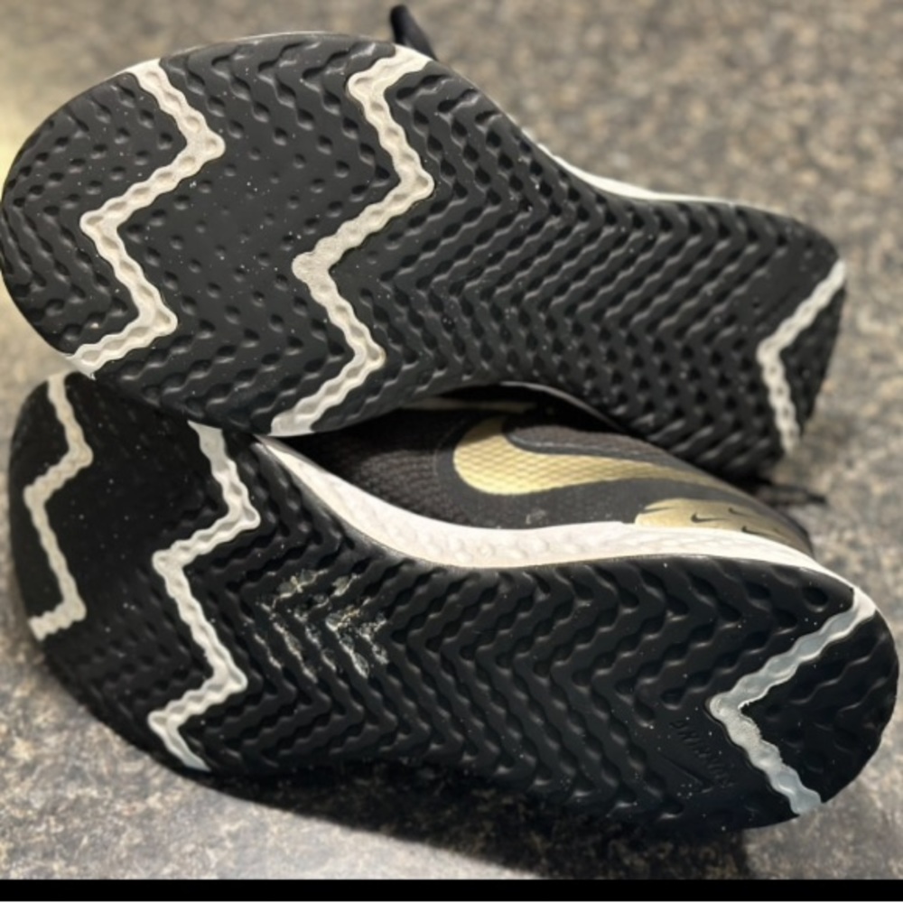 Nike Revolution 5 Premium 'Black Metallic Gold' - Picture 8 of 9